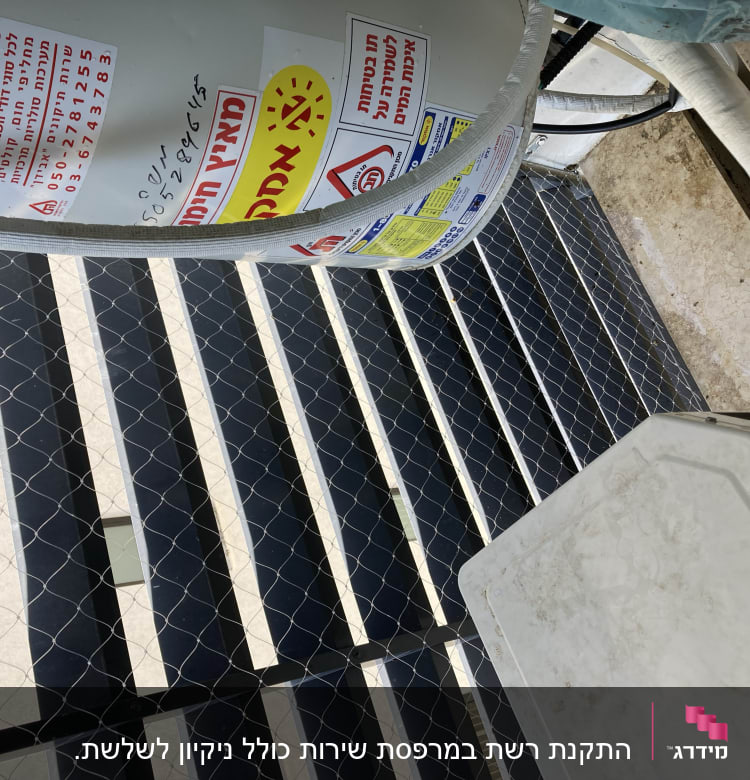 רשת מתכת מותקנת למניעת כניסת יונים